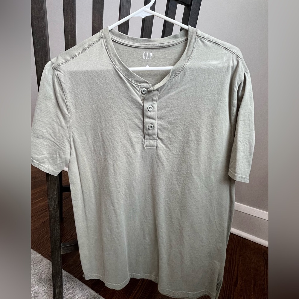 GAP men’s olive green short sleeve shirt size M